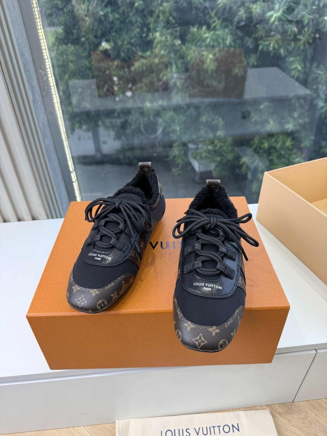 G000所见即所得秀场上推出的 LV Footprint Soccer 芭蕾运动鞋是 Pharrell Williams G000所见即所得秀场上推出的 LV Footprint Soccer 芭蕾运动鞋是 Pharrell Williams