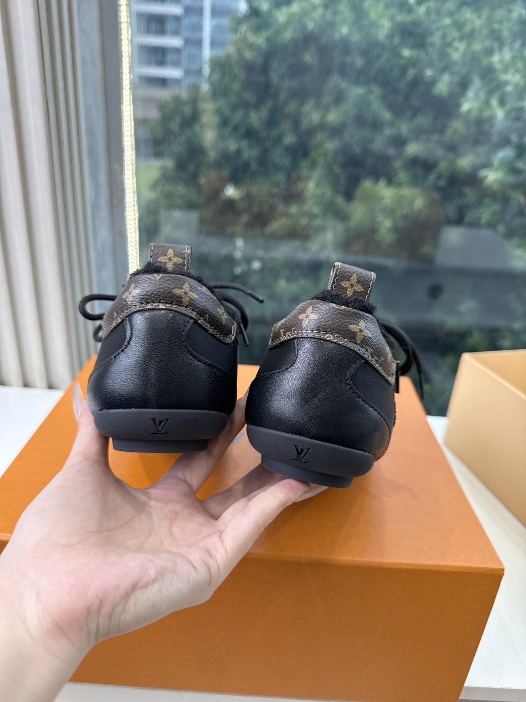 G000所见即所得秀场上推出的 LV Footprint Soccer 芭蕾运动鞋是 Pharrell Williams