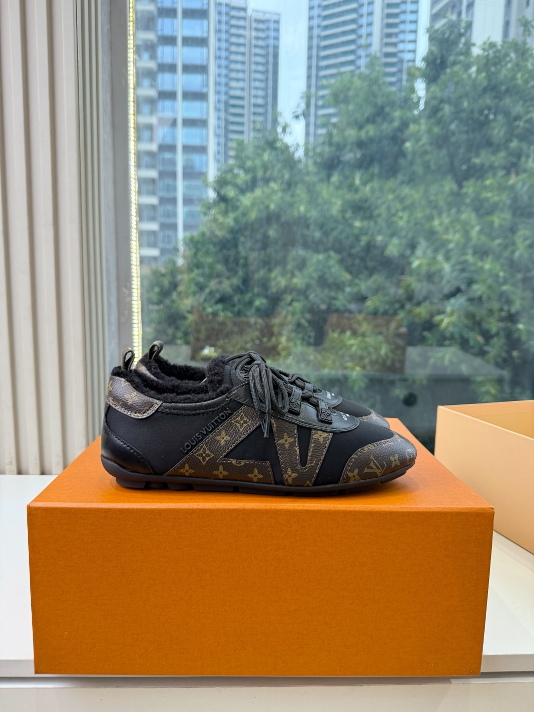 G000所见即所得秀场上推出的 LV Footprint Soccer 芭蕾运动鞋是 Pharrell Williams