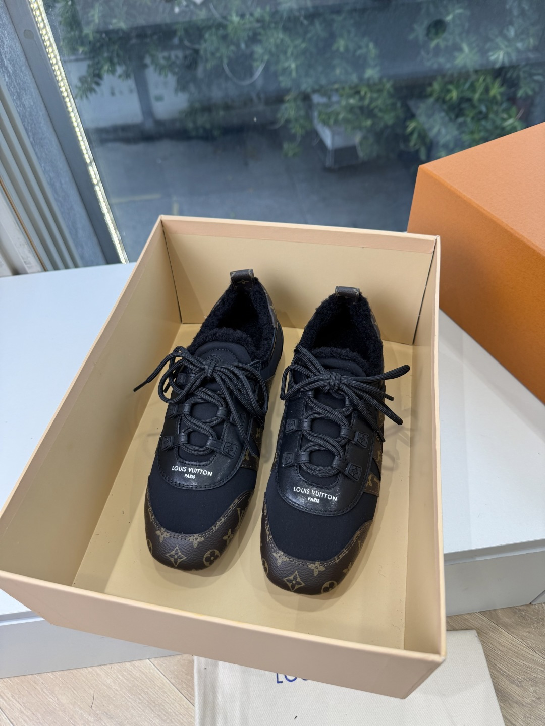 G000所见即所得秀场上推出的 LV Footprint Soccer 芭蕾运动鞋是 Pharrell Williams