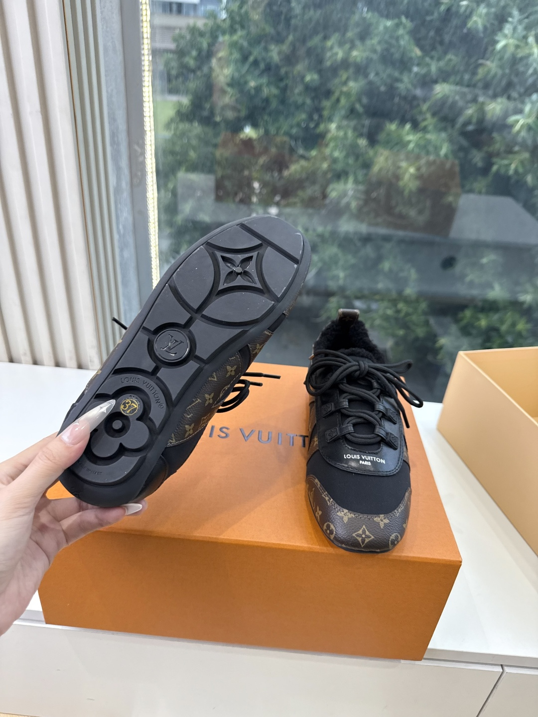 G000所见即所得秀场上推出的 LV Footprint Soccer 芭蕾运动鞋是 Pharrell Williams