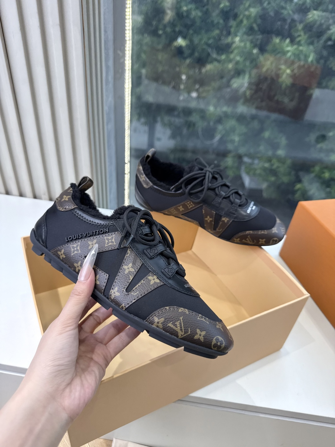 G000所见即所得秀场上推出的 LV Footprint Soccer 芭蕾运动鞋是 Pharrell Williams