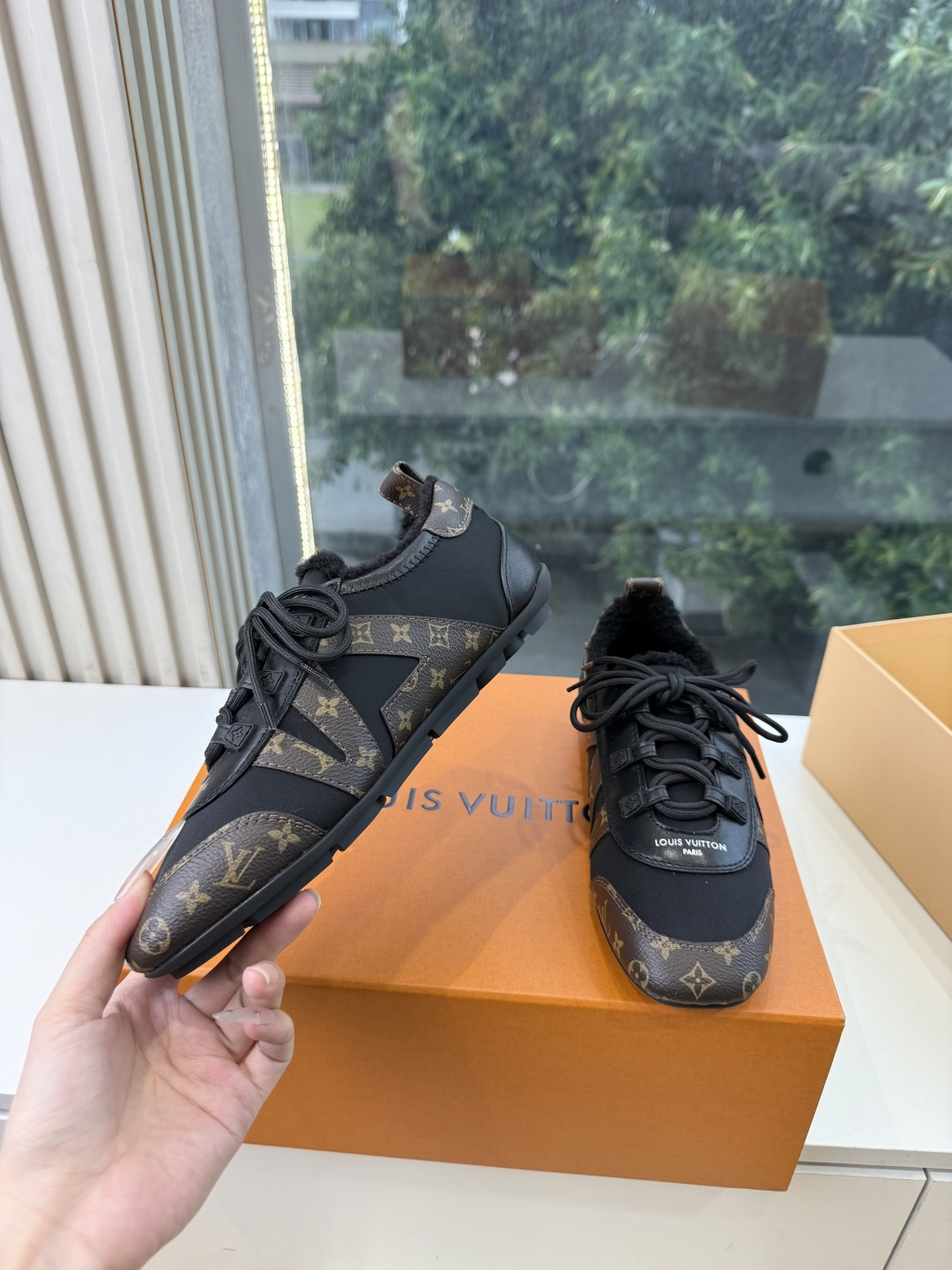 G000所见即所得秀场上推出的 LV Footprint Soccer 芭蕾运动鞋是 Pharrell Williams