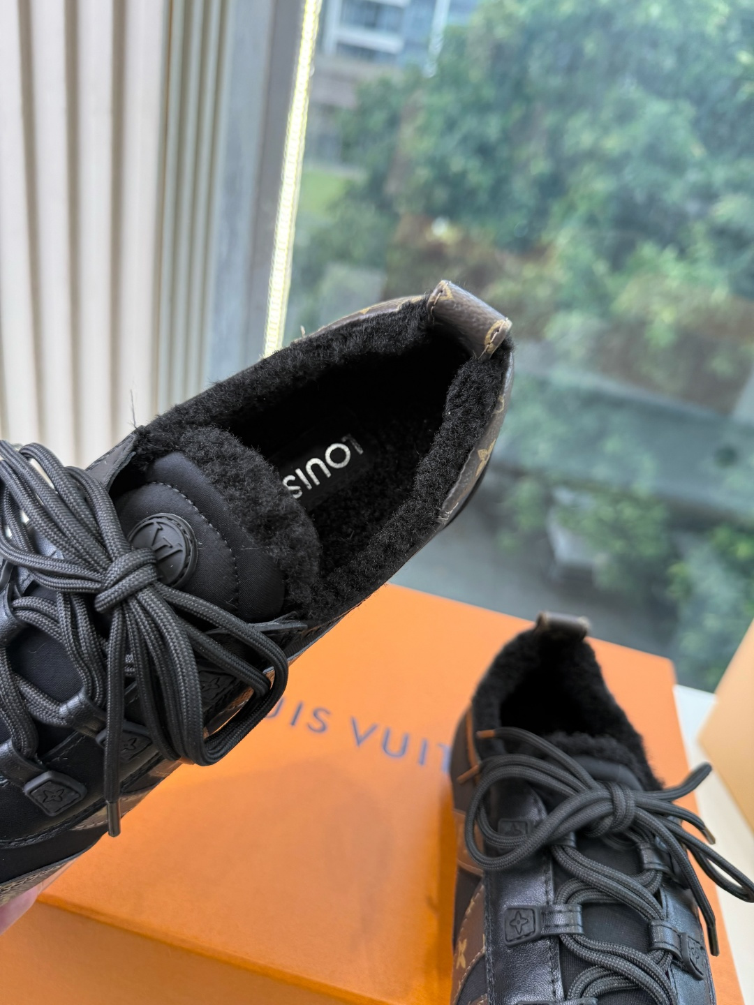 G000所见即所得秀场上推出的 LV Footprint Soccer 芭蕾运动鞋是 Pharrell Williams