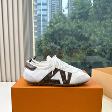 G000所见即所得秀场上推出的 LV Footprint Soccer 芭蕾运动鞋是 Pharrell Williams G000所见即所得秀场上推出的 LV Footprint Soccer 芭蕾运动鞋是 Pharrell Williams
