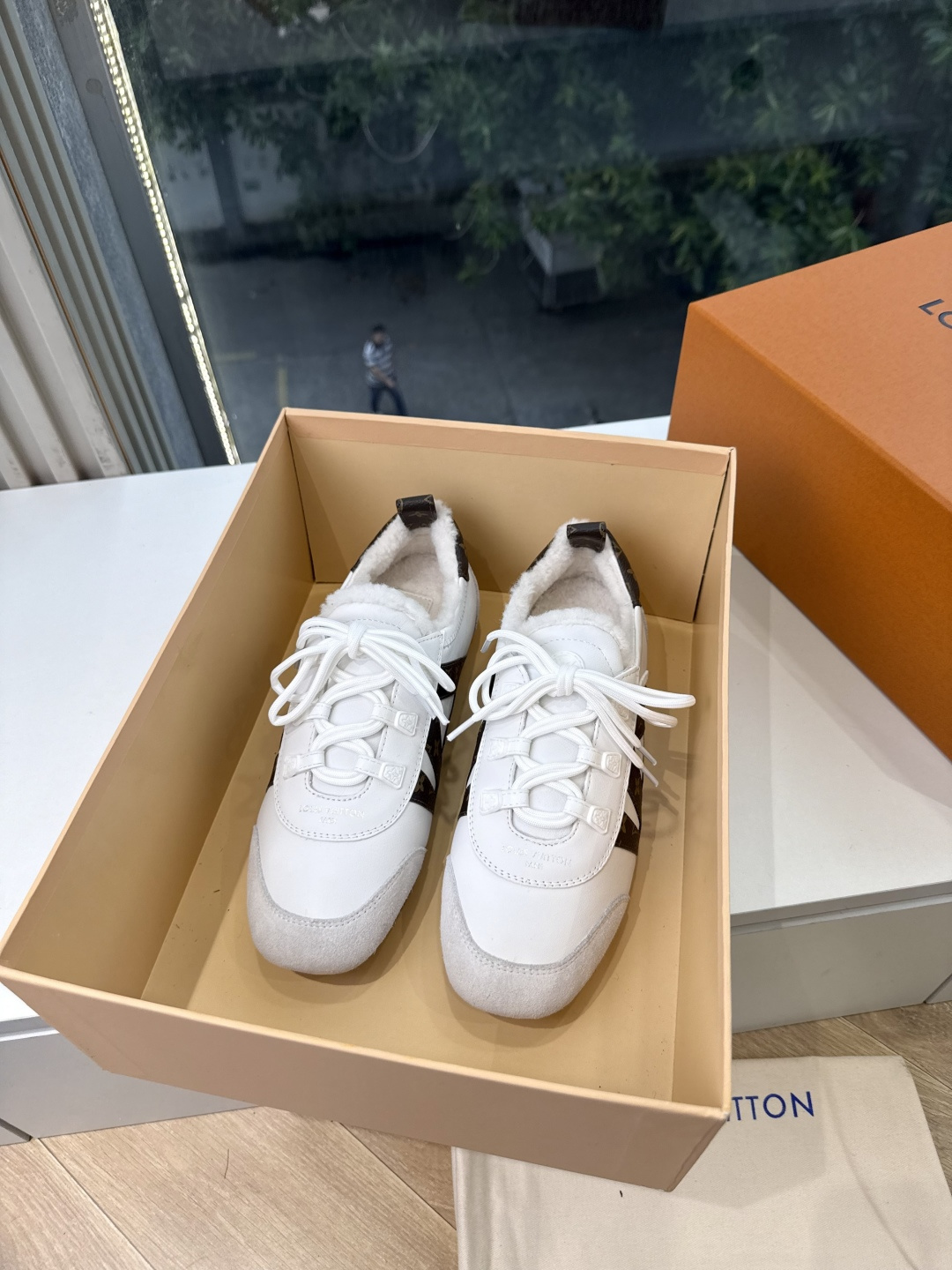 G000所见即所得秀场上推出的 LV Footprint Soccer 芭蕾运动鞋是 Pharrell Williams G000所见即所得秀场上推出的 LV Footprint Soccer 芭蕾运动鞋是 Pharrell Williams