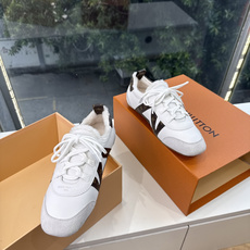 G000所见即所得秀场上推出的 LV Footprint Soccer 芭蕾运动鞋是 Pharrell Williams G000所见即所得秀场上推出的 LV Footprint Soccer 芭蕾运动鞋是 Pharrell Williams