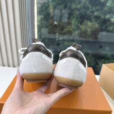 G000所见即所得秀场上推出的 LV Footprint Soccer 芭蕾运动鞋是 Pharrell Williams G000所见即所得秀场上推出的 LV Footprint Soccer 芭蕾运动鞋是 Pharrell Williams