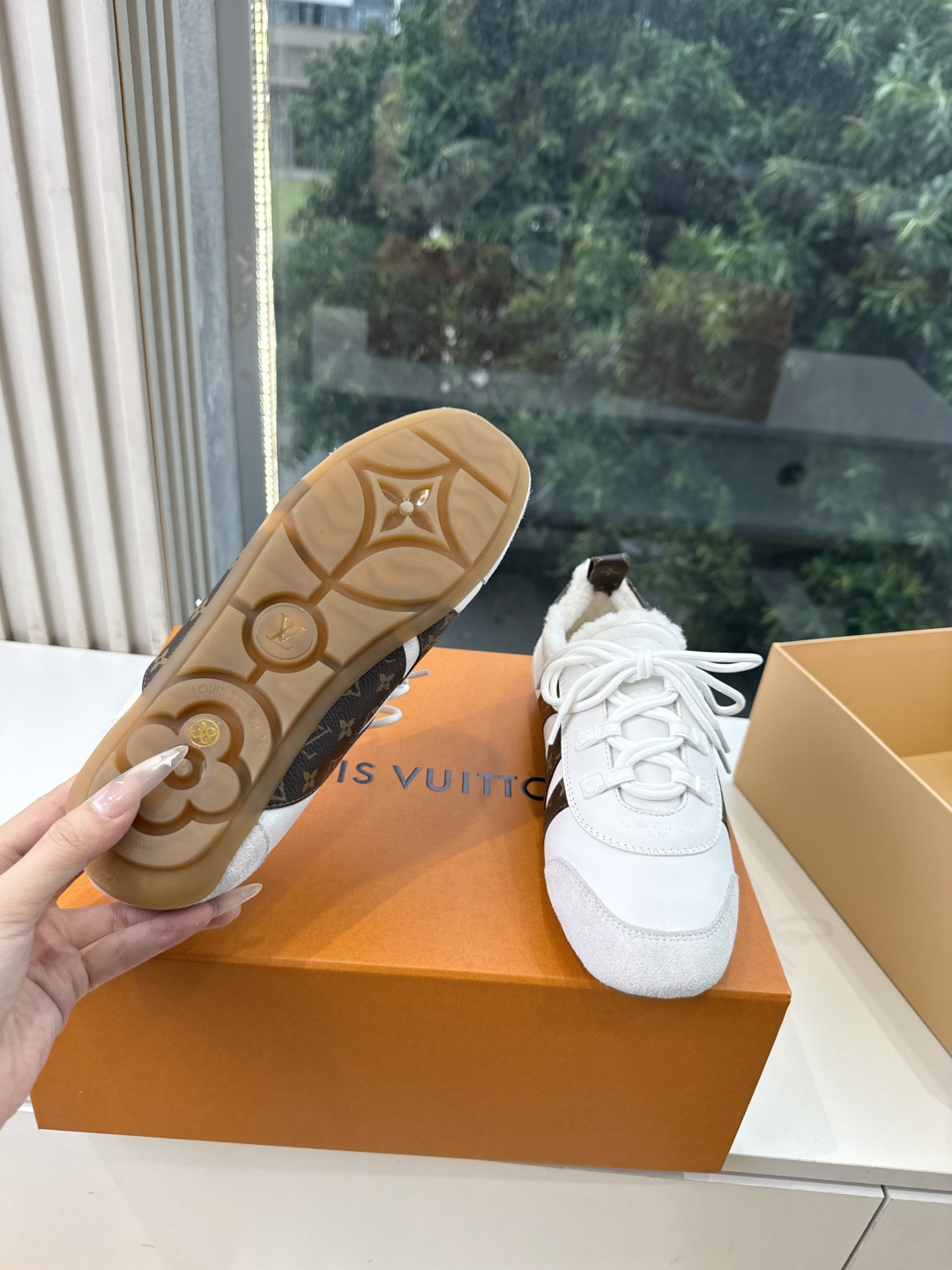 G000所见即所得秀场上推出的 LV Footprint Soccer 芭蕾运动鞋是 Pharrell Williams G000所见即所得秀场上推出的 LV Footprint Soccer 芭蕾运动鞋是 Pharrell Williams