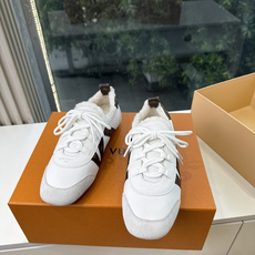 G000所见即所得秀场上推出的 LV Footprint Soccer 芭蕾运动鞋是 Pharrell Williams G000所见即所得秀场上推出的 LV Footprint Soccer 芭蕾运动鞋是 Pharrell Williams