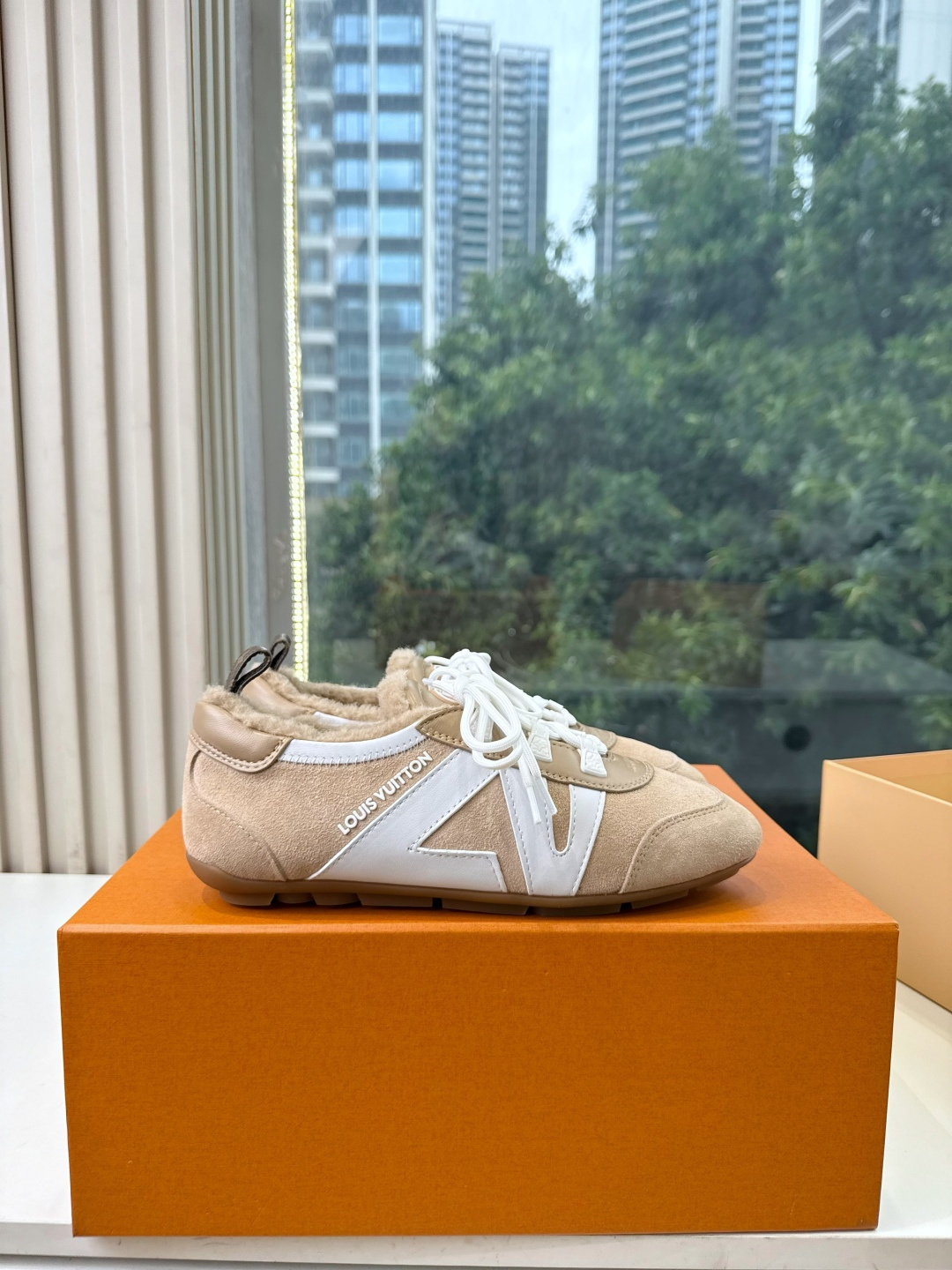 G000所见即所得秀场上推出的 LV Footprint Soccer 芭蕾运动鞋是 Pharrell Williams