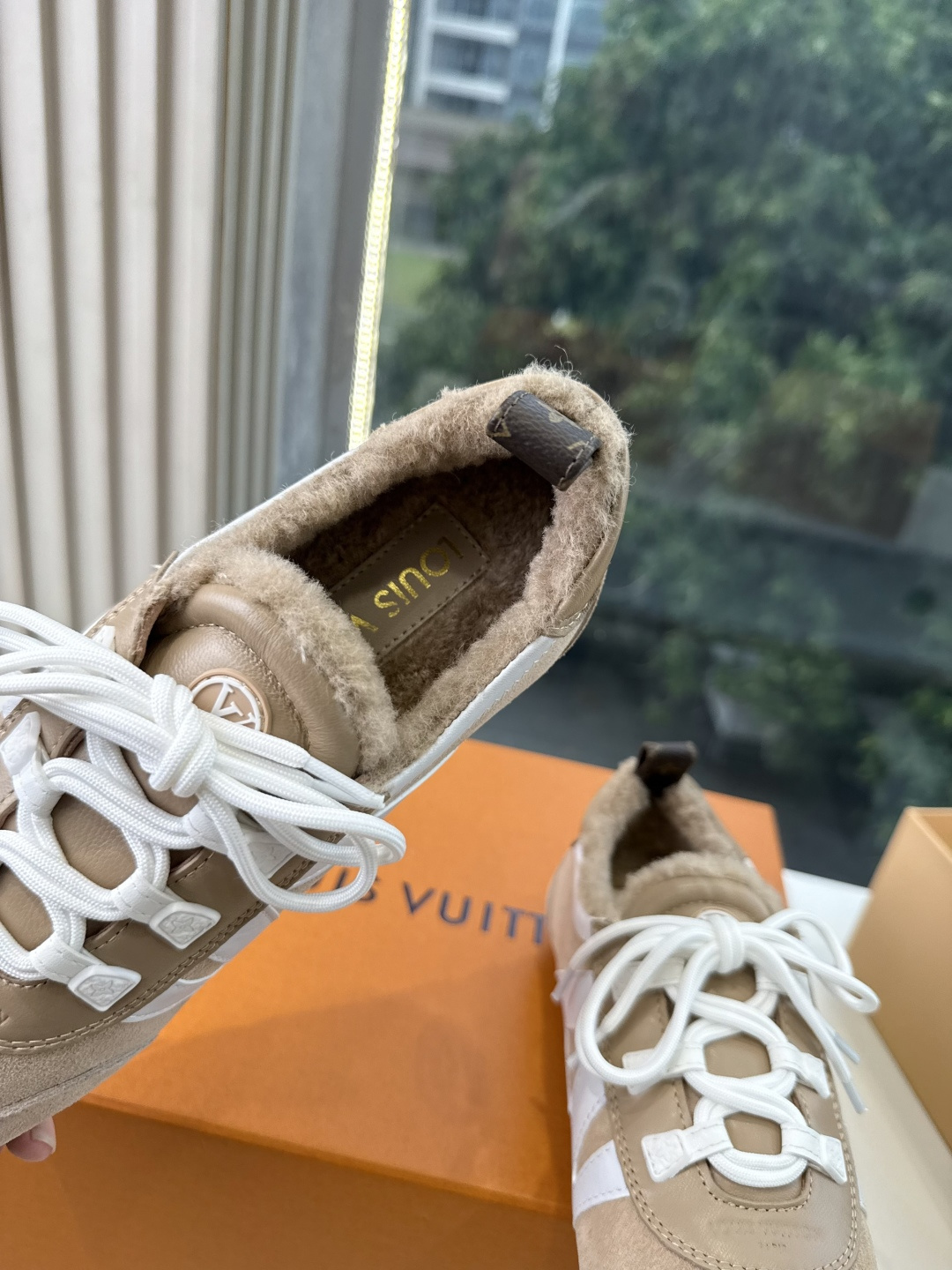 G000所见即所得秀场上推出的 LV Footprint Soccer 芭蕾运动鞋是 Pharrell Williams