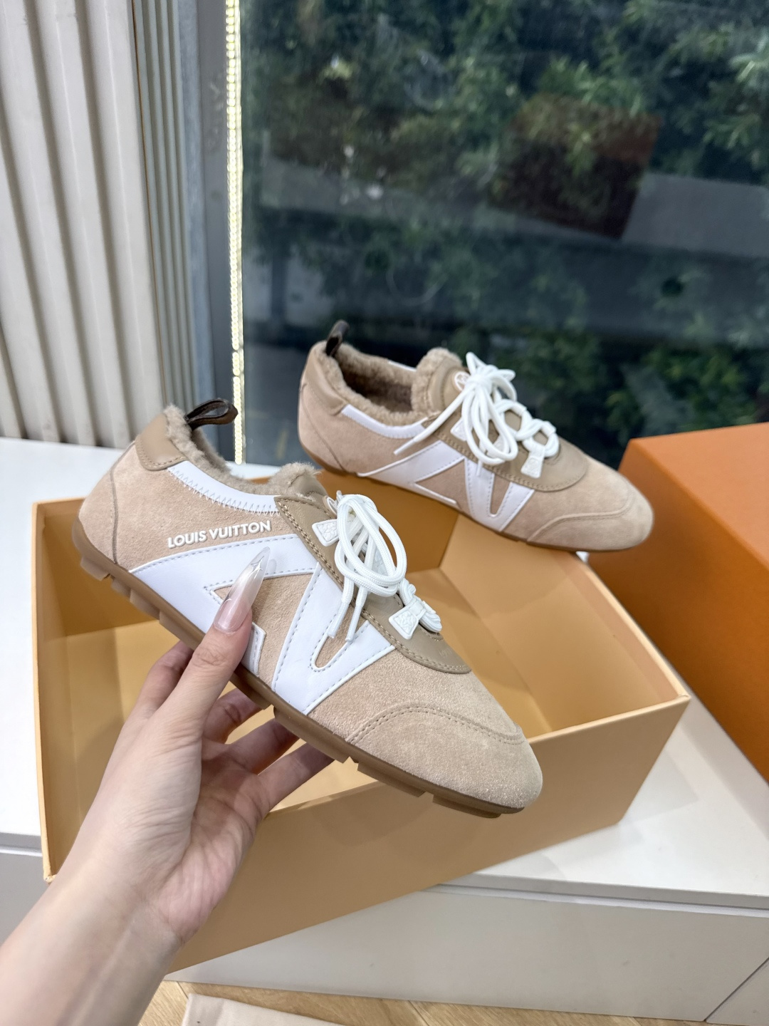 G000所见即所得秀场上推出的 LV Footprint Soccer 芭蕾运动鞋是 Pharrell Williams