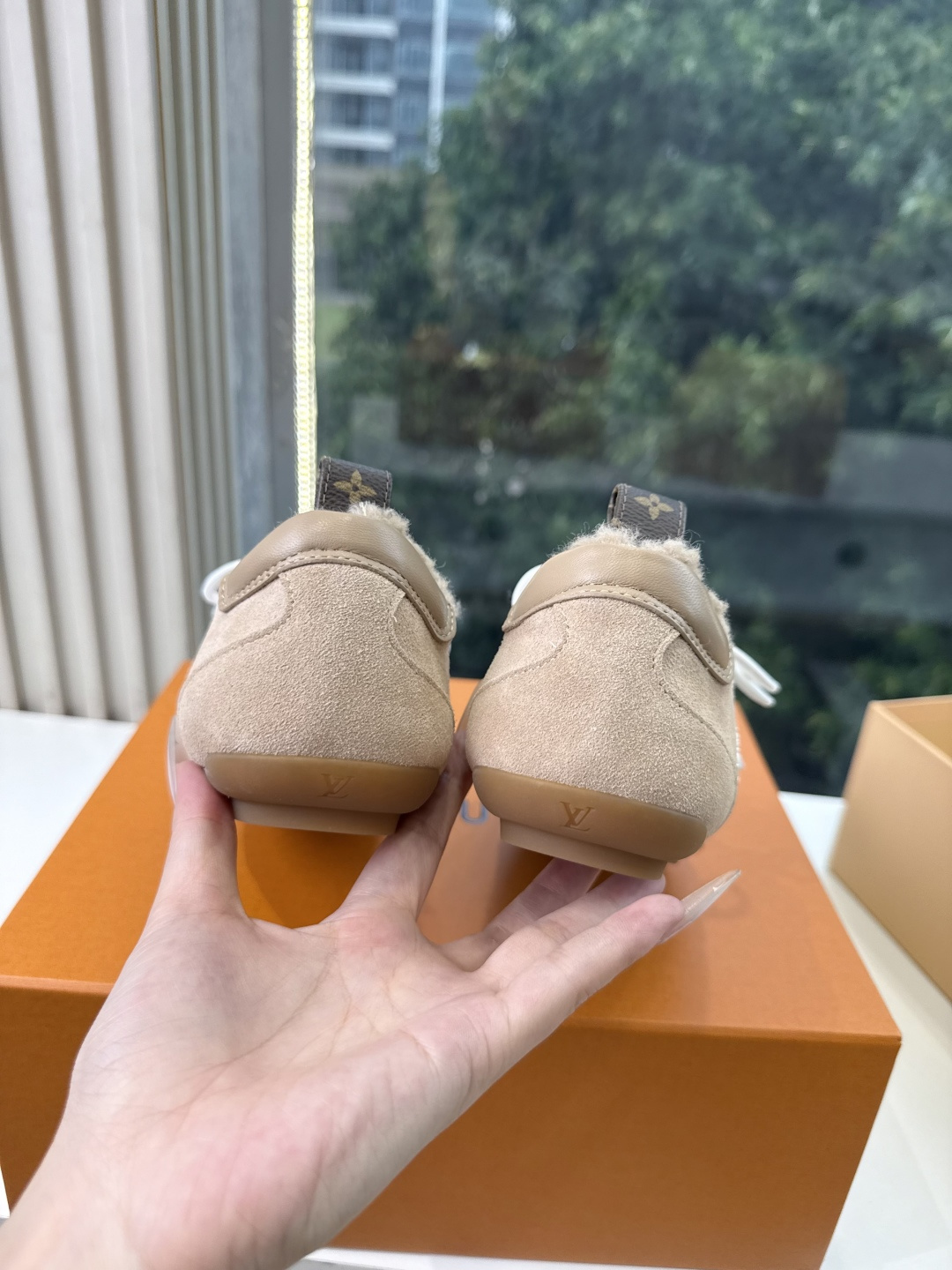 G000所见即所得秀场上推出的 LV Footprint Soccer 芭蕾运动鞋是 Pharrell Williams