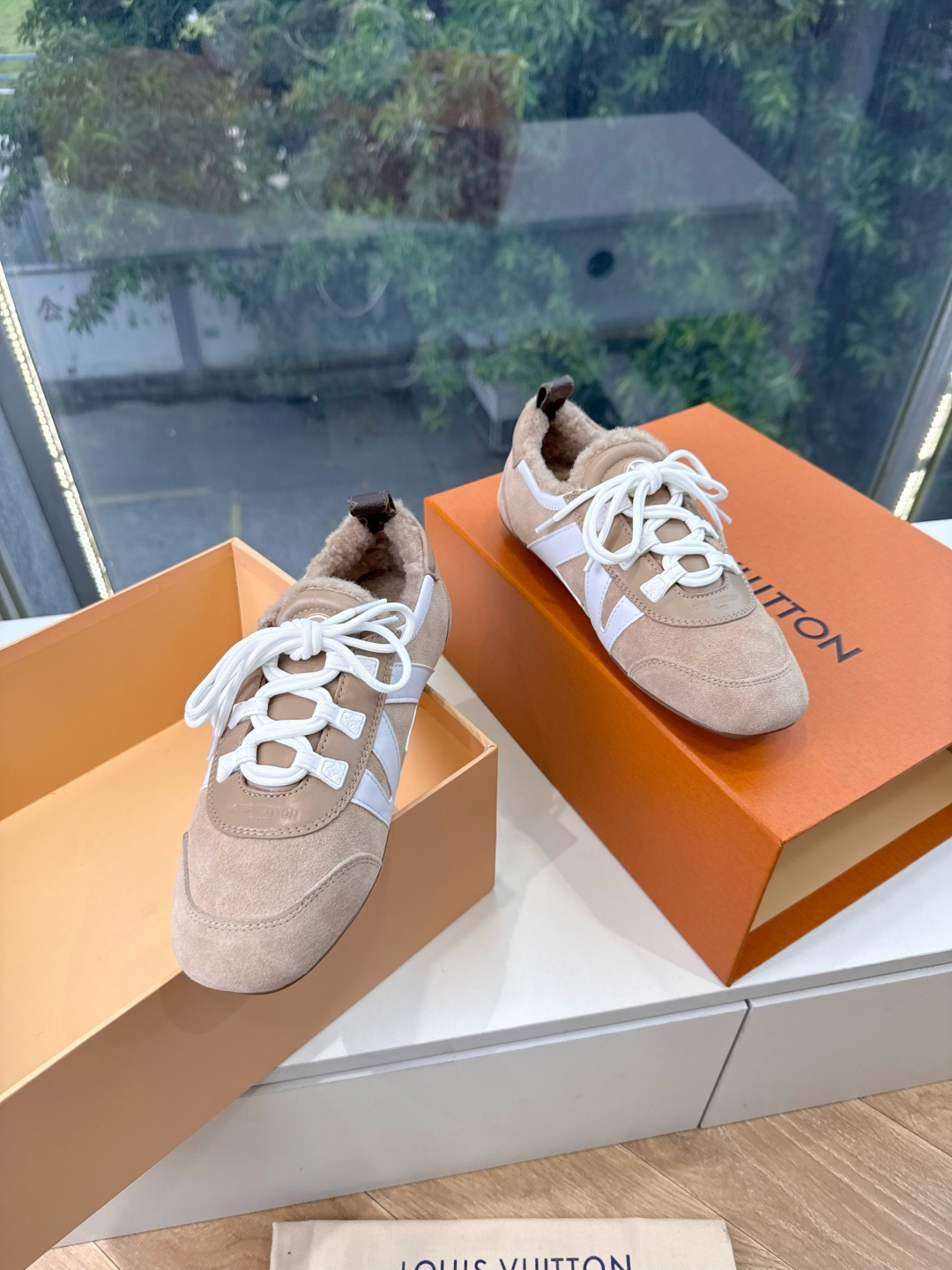 G000所见即所得秀场上推出的 LV Footprint Soccer 芭蕾运动鞋是 Pharrell Williams
