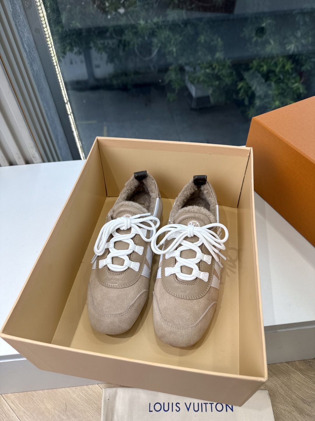 G000所见即所得秀场上推出的 LV Footprint Soccer 芭蕾运动鞋是 Pharrell Williams