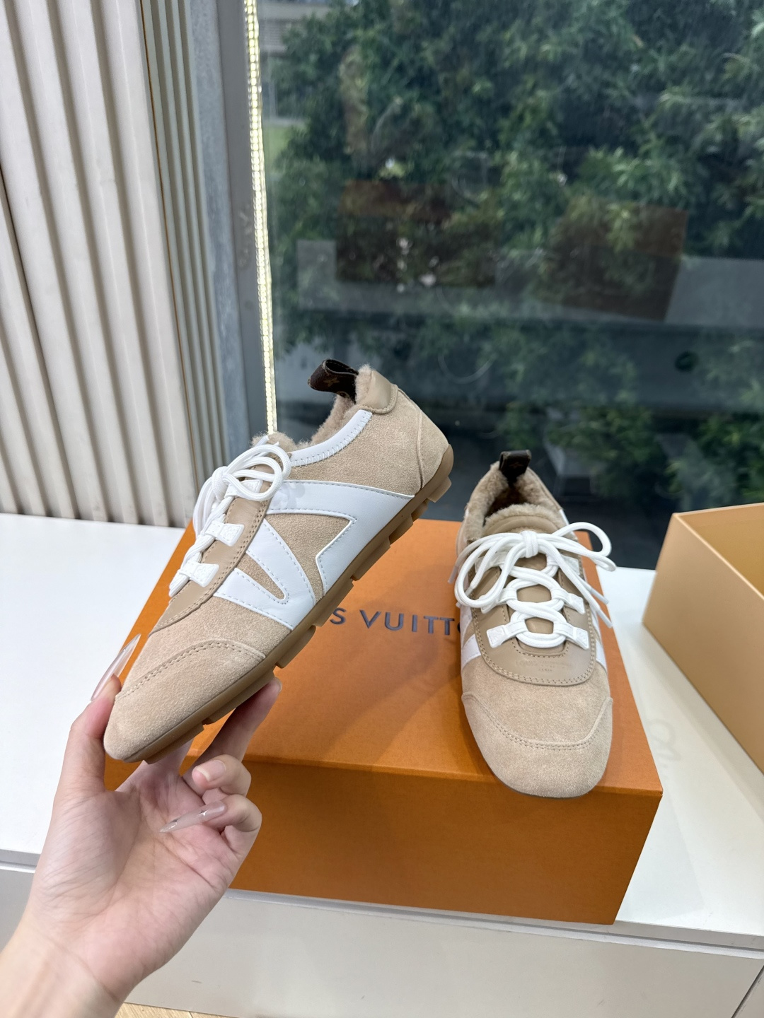 G000所见即所得秀场上推出的 LV Footprint Soccer 芭蕾运动鞋是 Pharrell Williams