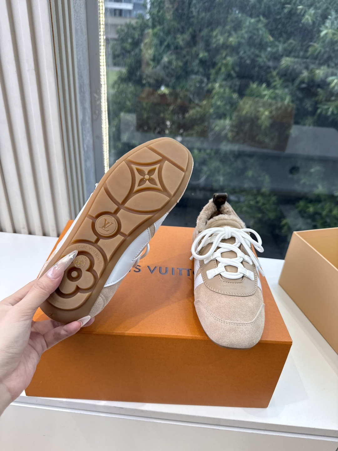 G000所见即所得秀场上推出的 LV Footprint Soccer 芭蕾运动鞋是 Pharrell Williams