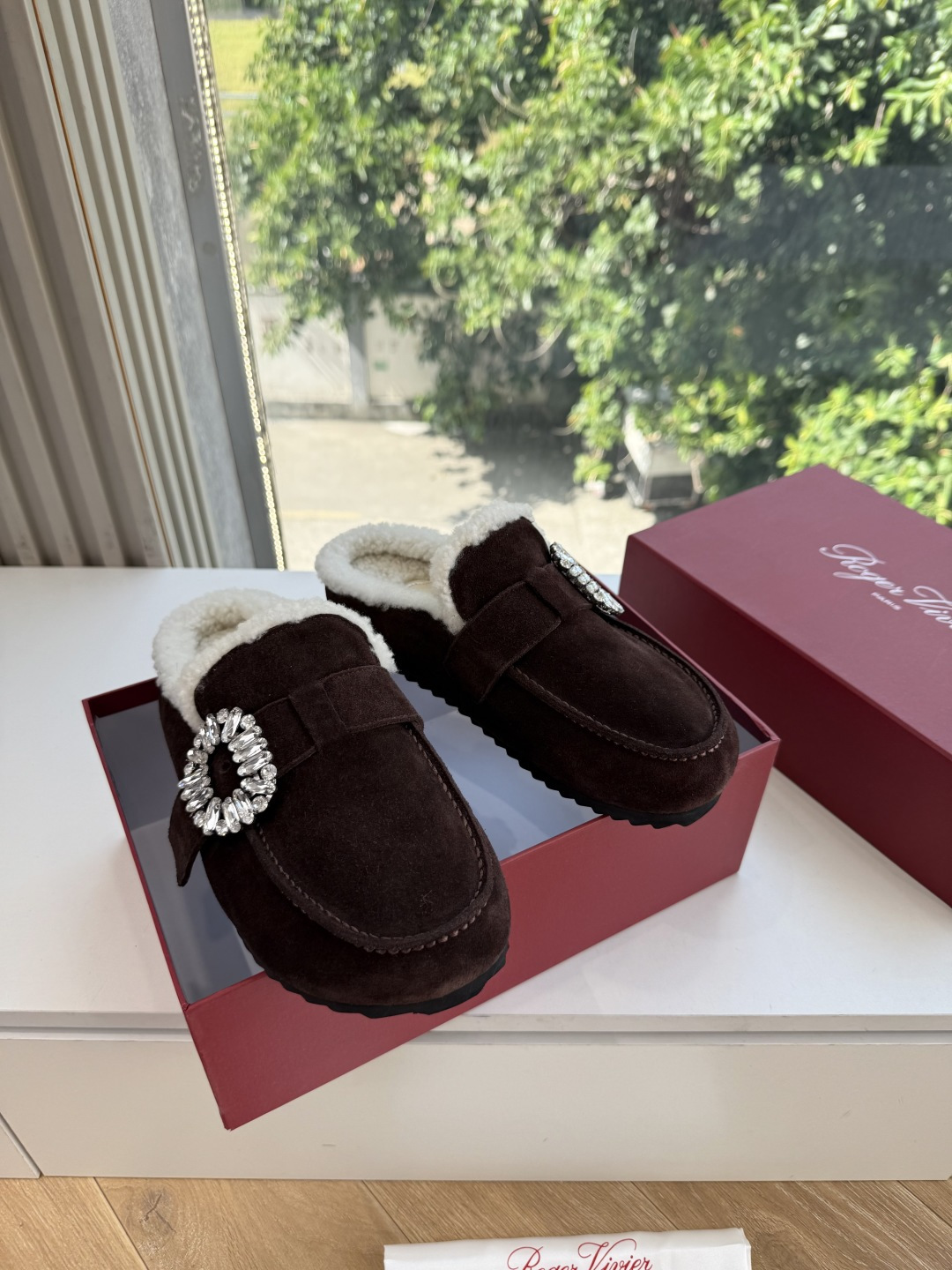 G021所见即所得Roger Vivier/ RV新品雪地靴对是你鞋柜中不可缺少的时髦担当融合了复古与现代的元素鞋面上那 G021所见即所得Roger Vivier/ RV新品雪地靴对是你鞋柜中不可缺少的时髦担当融合了复古与现代的元素鞋面上那