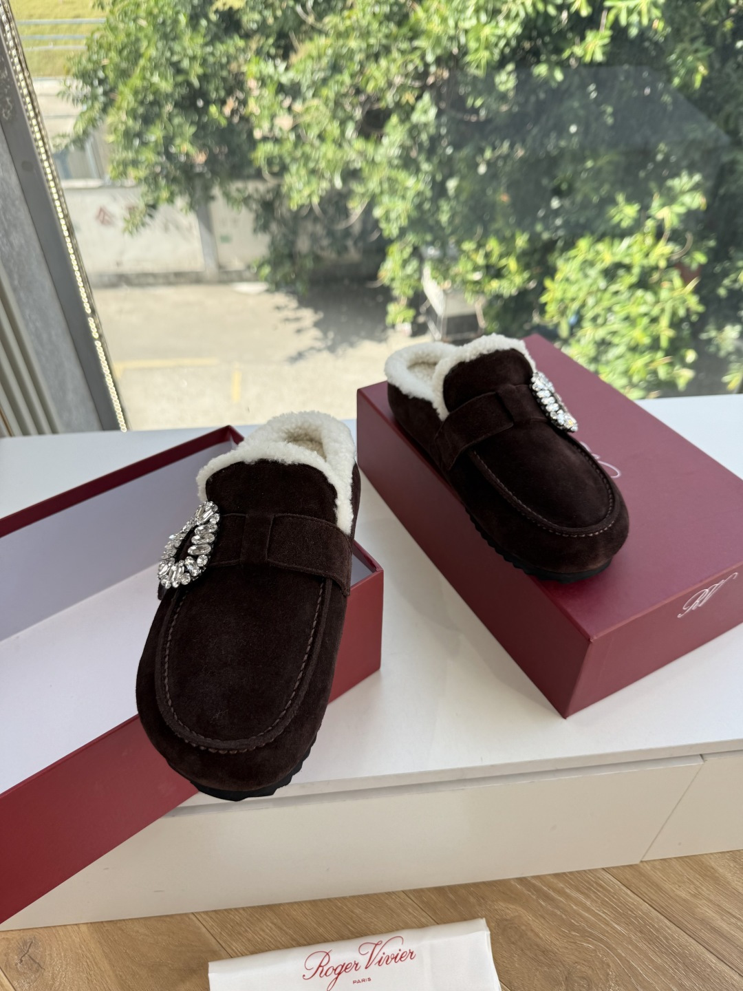 G021所见即所得Roger Vivier/ RV新品雪地靴对是你鞋柜中不可缺少的时髦担当融合了复古与现代的元素鞋面上那