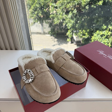 G021所见即所得Roger Vivier/ RV新品雪地靴对是你鞋柜中不可缺少的时髦担当融合了复古与现代的元素鞋面上那 G021所见即所得Roger Vivier/ RV新品雪地靴对是你鞋柜中不可缺少的时髦担当融合了复古与现代的元素鞋面上那