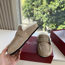 G021所见即所得Roger Vivier/ RV新品雪地靴对是你鞋柜中不可缺少的时髦担当融合了复古与现代的元素鞋面上那 G021所见即所得Roger Vivier/ RV新品雪地靴对是你鞋柜中不可缺少的时髦担当融合了复古与现代的元素鞋面上那