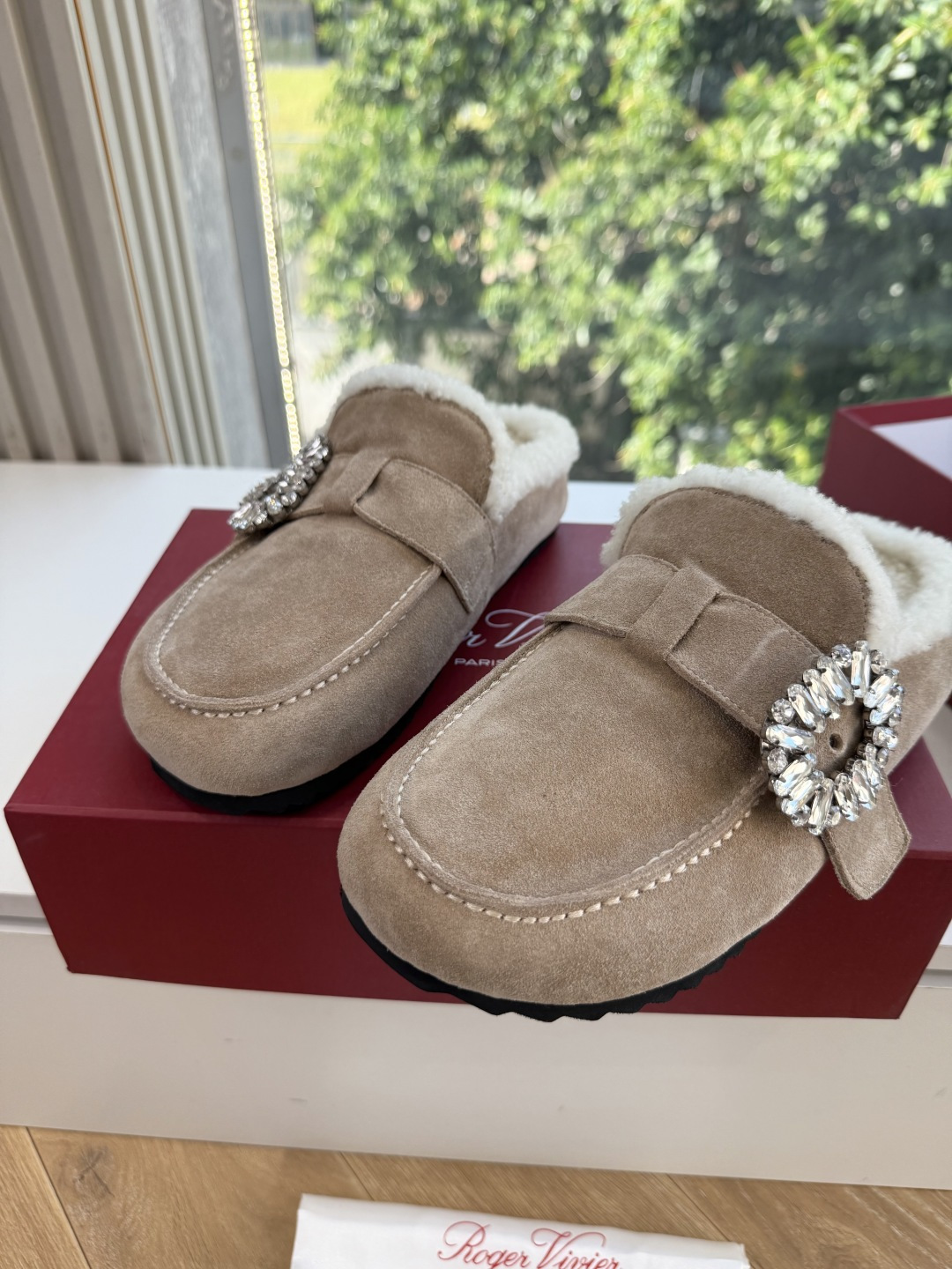 G021所见即所得Roger Vivier/ RV新品雪地靴对是你鞋柜中不可缺少的时髦担当融合了复古与现代的元素鞋面上那 G021所见即所得Roger Vivier/ RV新品雪地靴对是你鞋柜中不可缺少的时髦担当融合了复古与现代的元素鞋面上那