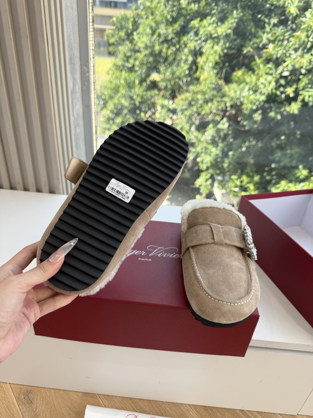 G021所见即所得Roger Vivier/ RV新品雪地靴对是你鞋柜中不可缺少的时髦担当融合了复古与现代的元素鞋面上那 G021所见即所得Roger Vivier/ RV新品雪地靴对是你鞋柜中不可缺少的时髦担当融合了复古与现代的元素鞋面上那