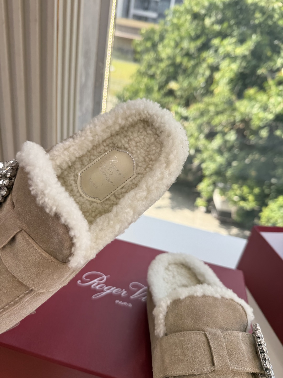G021所见即所得Roger Vivier/ RV新品雪地靴对是你鞋柜中不可缺少的时髦担当融合了复古与现代的元素鞋面上那 G021所见即所得Roger Vivier/ RV新品雪地靴对是你鞋柜中不可缺少的时髦担当融合了复古与现代的元素鞋面上那