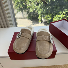 G021所见即所得Roger Vivier/ RV新品雪地靴对是你鞋柜中不可缺少的时髦担当融合了复古与现代的元素鞋面上那 G021所见即所得Roger Vivier/ RV新品雪地靴对是你鞋柜中不可缺少的时髦担当融合了复古与现代的元素鞋面上那