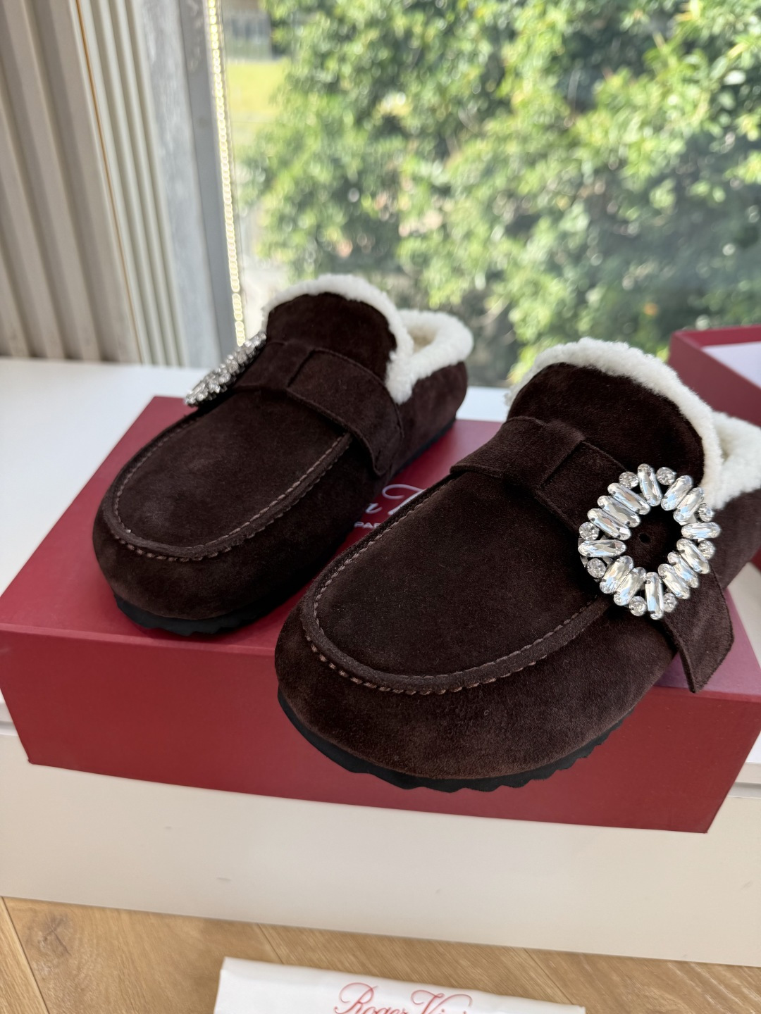 G021所见即所得Roger Vivier/ RV新品雪地靴对是你鞋柜中不可缺少的时髦担当融合了复古与现代的元素鞋面上那