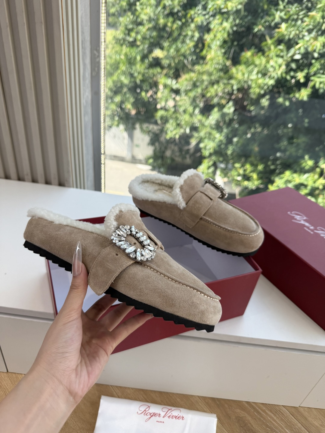 G021所见即所得Roger Vivier/ RV新品雪地靴对是你鞋柜中不可缺少的时髦担当融合了复古与现代的元素鞋面上那 G021所见即所得Roger Vivier/ RV新品雪地靴对是你鞋柜中不可缺少的时髦担当融合了复古与现代的元素鞋面上那