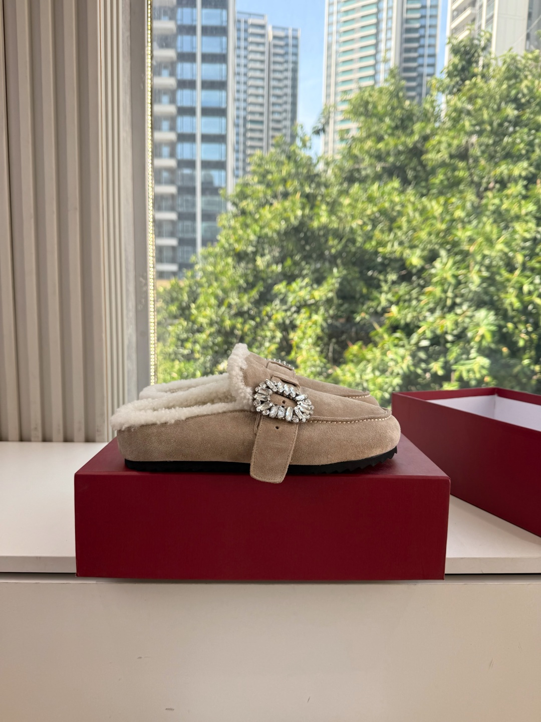 G021所见即所得Roger Vivier/ RV新品雪地靴对是你鞋柜中不可缺少的时髦担当融合了复古与现代的元素鞋面上那 G021所见即所得Roger Vivier/ RV新品雪地靴对是你鞋柜中不可缺少的时髦担当融合了复古与现代的元素鞋面上那