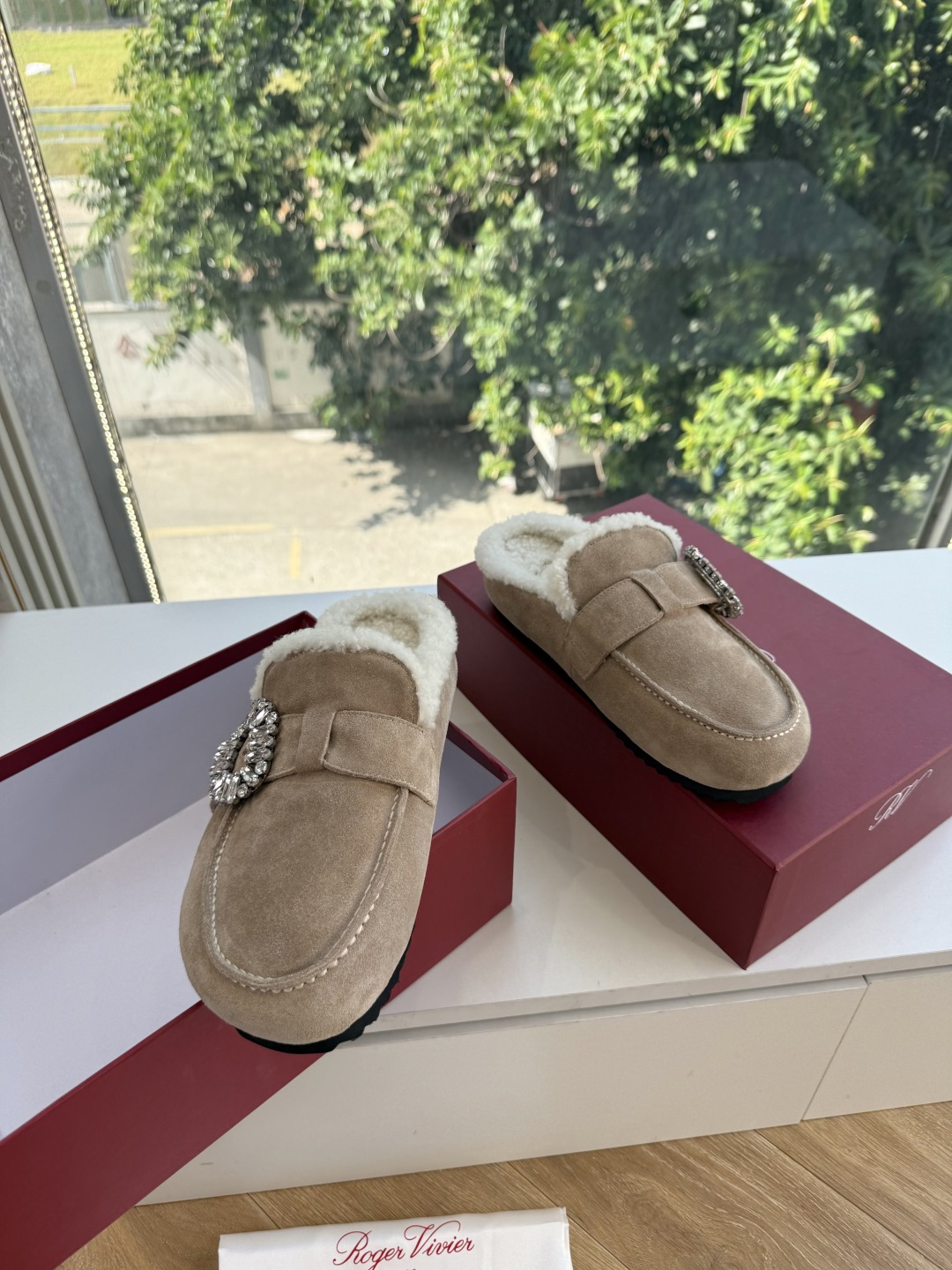 G021所见即所得Roger Vivier/ RV新品雪地靴对是你鞋柜中不可缺少的时髦担当融合了复古与现代的元素鞋面上那 G021所见即所得Roger Vivier/ RV新品雪地靴对是你鞋柜中不可缺少的时髦担当融合了复古与现代的元素鞋面上那