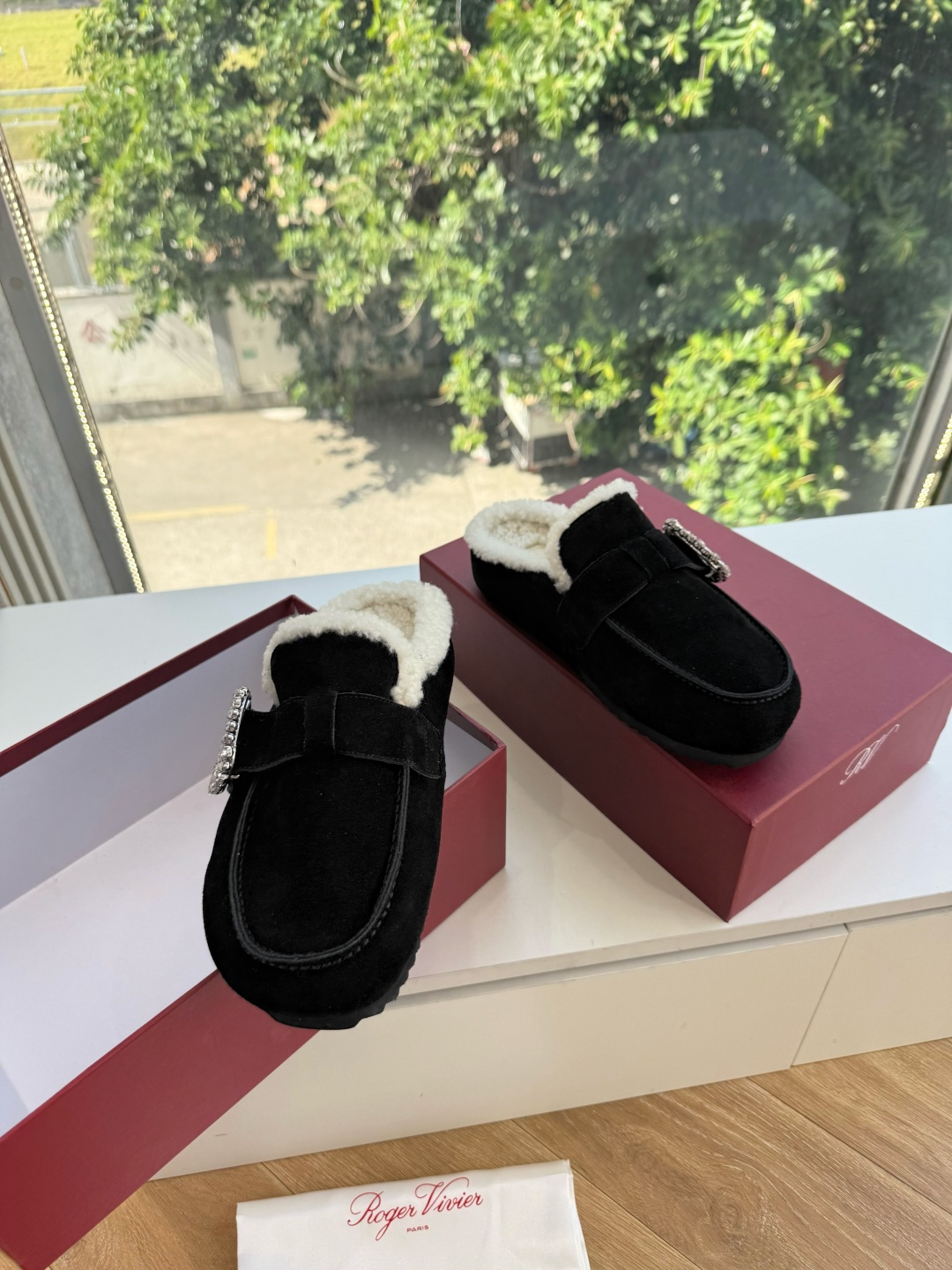 G021所见即所得Roger Vivier/ RV新品雪地靴对是你鞋柜中不可缺少的时髦担当融合了复古与现代的元素鞋面上那 G021所见即所得Roger Vivier/ RV新品雪地靴对是你鞋柜中不可缺少的时髦担当融合了复古与现代的元素鞋面上那