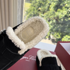 G021所见即所得Roger Vivier/ RV新品雪地靴对是你鞋柜中不可缺少的时髦担当融合了复古与现代的元素鞋面上那 G021所见即所得Roger Vivier/ RV新品雪地靴对是你鞋柜中不可缺少的时髦担当融合了复古与现代的元素鞋面上那