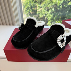 G021所见即所得Roger Vivier/ RV新品雪地靴对是你鞋柜中不可缺少的时髦担当融合了复古与现代的元素鞋面上那 G021所见即所得Roger Vivier/ RV新品雪地靴对是你鞋柜中不可缺少的时髦担当融合了复古与现代的元素鞋面上那