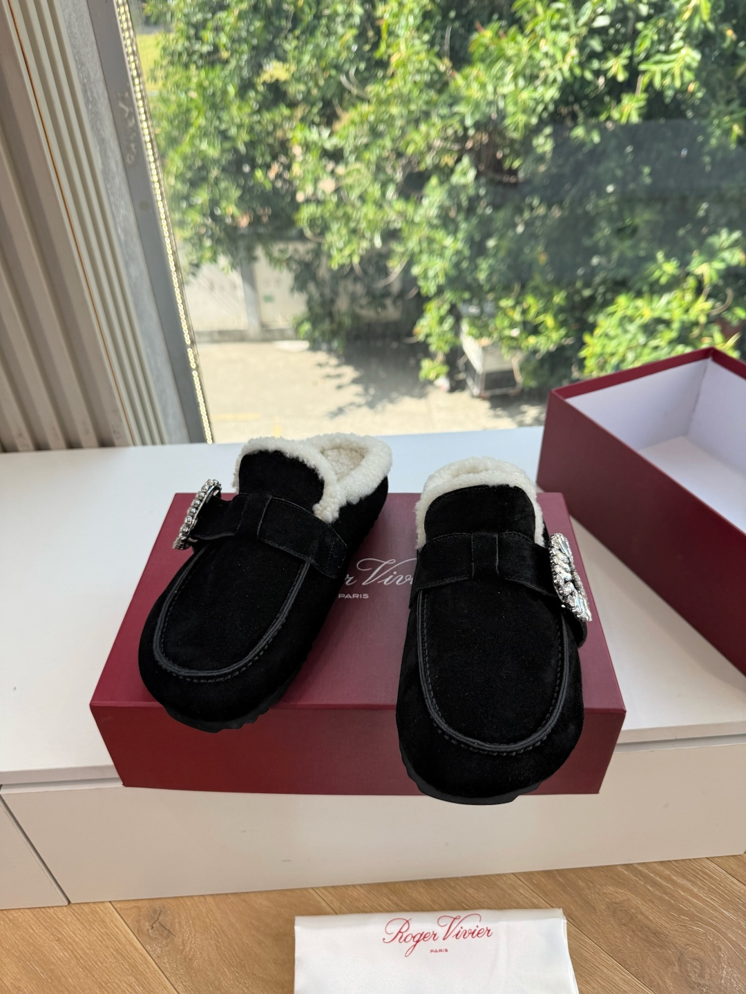 G021所见即所得Roger Vivier/ RV新品雪地靴对是你鞋柜中不可缺少的时髦担当融合了复古与现代的元素鞋面上那 G021所见即所得Roger Vivier/ RV新品雪地靴对是你鞋柜中不可缺少的时髦担当融合了复古与现代的元素鞋面上那