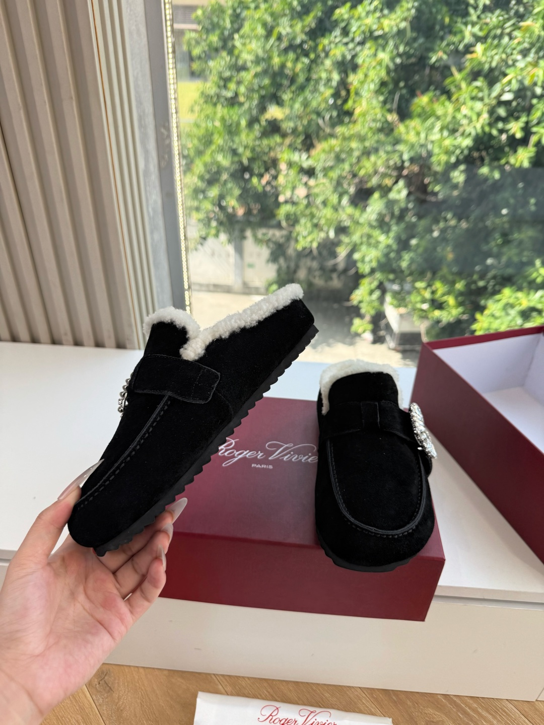 G021所见即所得Roger Vivier/ RV新品雪地靴对是你鞋柜中不可缺少的时髦担当融合了复古与现代的元素鞋面上那 G021所见即所得Roger Vivier/ RV新品雪地靴对是你鞋柜中不可缺少的时髦担当融合了复古与现代的元素鞋面上那