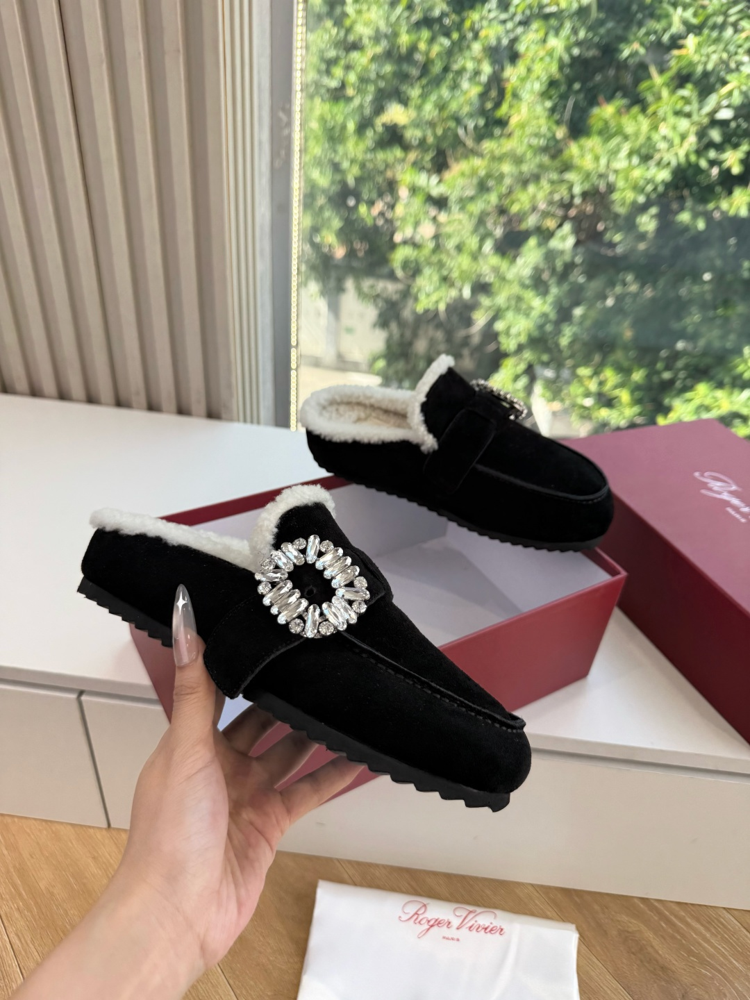 G021所见即所得Roger Vivier/ RV新品雪地靴对是你鞋柜中不可缺少的时髦担当融合了复古与现代的元素鞋面上那 G021所见即所得Roger Vivier/ RV新品雪地靴对是你鞋柜中不可缺少的时髦担当融合了复古与现代的元素鞋面上那