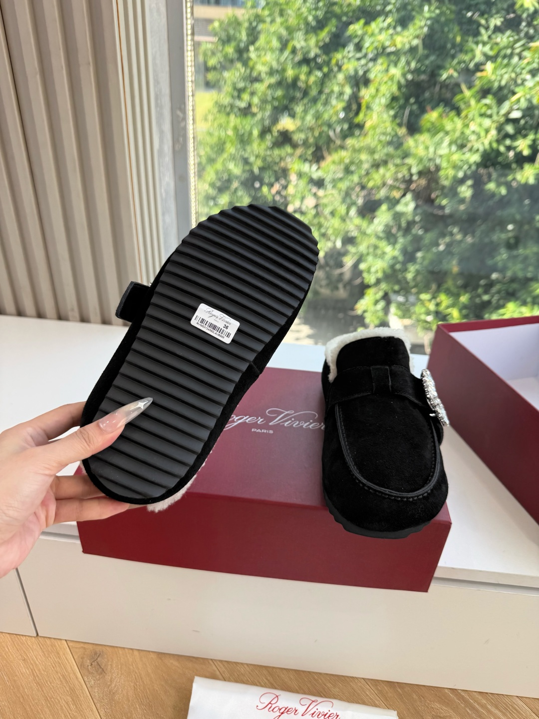 G021所见即所得Roger Vivier/ RV新品雪地靴对是你鞋柜中不可缺少的时髦担当融合了复古与现代的元素鞋面上那 G021所见即所得Roger Vivier/ RV新品雪地靴对是你鞋柜中不可缺少的时髦担当融合了复古与现代的元素鞋面上那