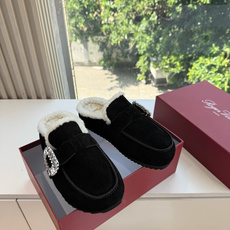G021所见即所得Roger Vivier/ RV新品雪地靴对是你鞋柜中不可缺少的时髦担当融合了复古与现代的元素鞋面上那 G021所见即所得Roger Vivier/ RV新品雪地靴对是你鞋柜中不可缺少的时髦担当融合了复古与现代的元素鞋面上那