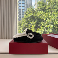 G021所见即所得Roger Vivier/ RV新品雪地靴对是你鞋柜中不可缺少的时髦担当融合了复古与现代的元素鞋面上那 G021所见即所得Roger Vivier/ RV新品雪地靴对是你鞋柜中不可缺少的时髦担当融合了复古与现代的元素鞋面上那