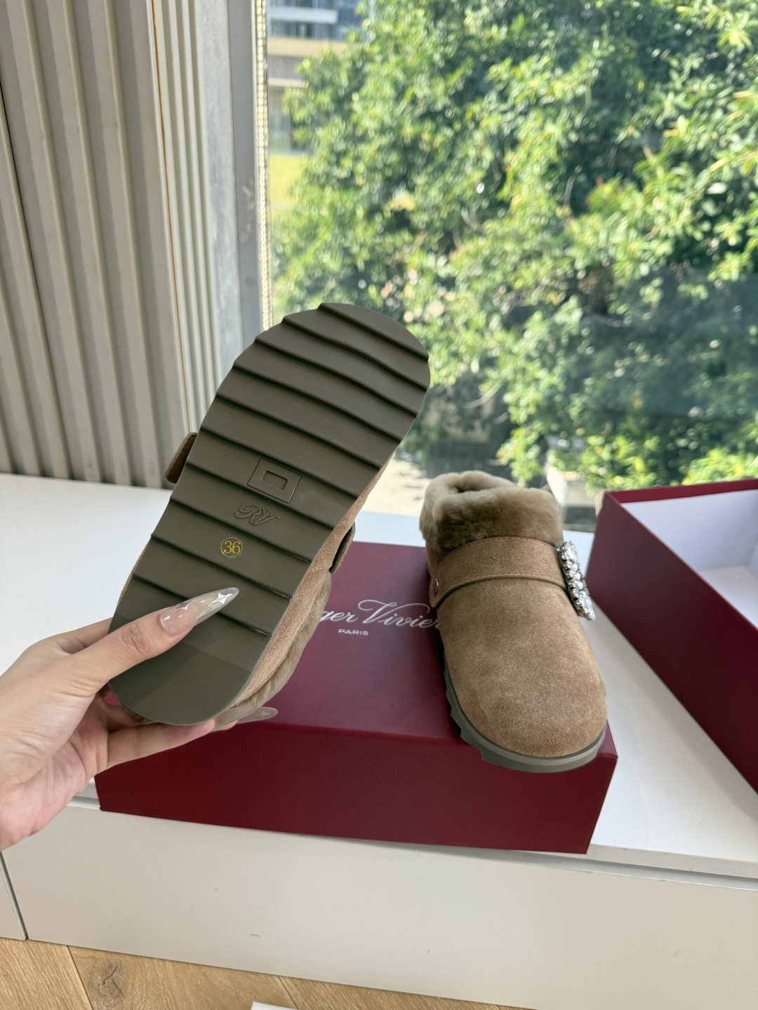 G021所见即所得Roger Vivier/ RV新品雪地靴对是你鞋柜中不可缺少的时髦担当融合了复古与现代的元素鞋面上那