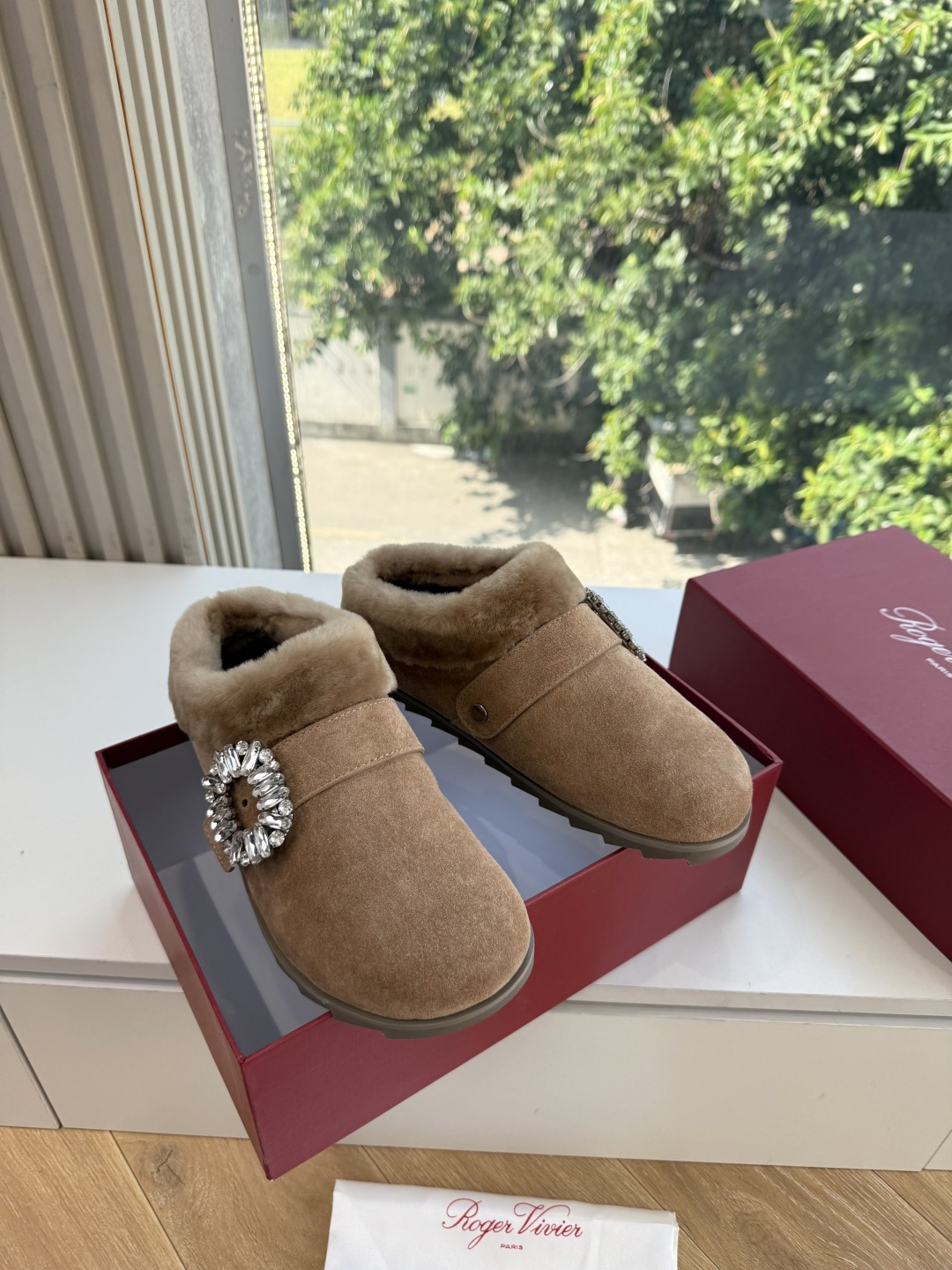 G021所见即所得Roger Vivier/ RV新品雪地靴对是你鞋柜中不可缺少的时髦担当融合了复古与现代的元素鞋面上那