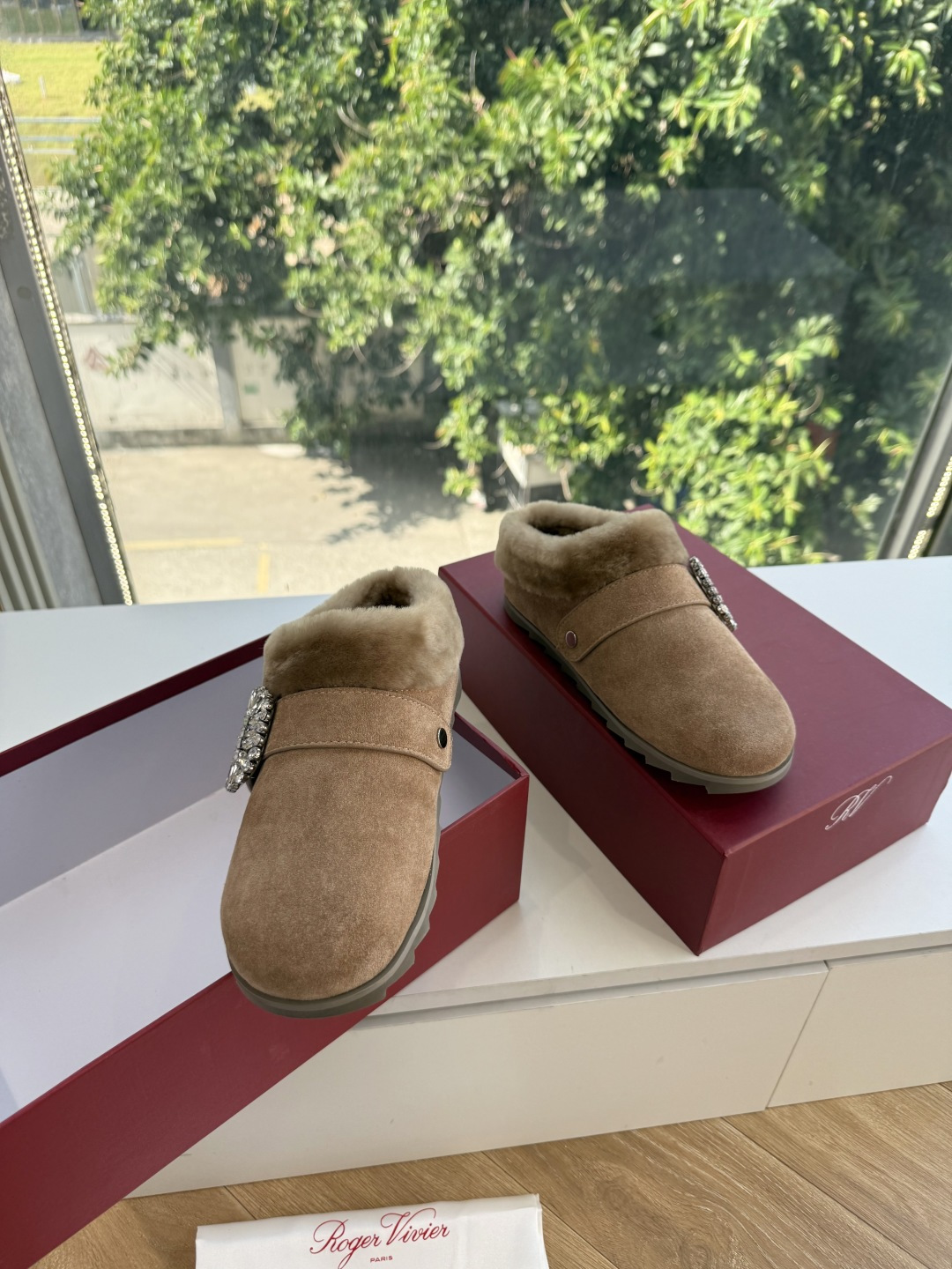G021所见即所得Roger Vivier/ RV新品雪地靴对是你鞋柜中不可缺少的时髦担当融合了复古与现代的元素鞋面上那