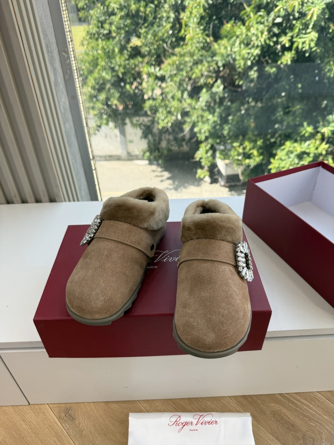 G021所见即所得Roger Vivier/ RV新品雪地靴对是你鞋柜中不可缺少的时髦担当融合了复古与现代的元素鞋面上那 G021所见即所得Roger Vivier/ RV新品雪地靴对是你鞋柜中不可缺少的时髦担当融合了复古与现代的元素鞋面上那