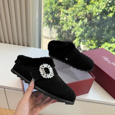 G021所见即所得Roger Vivier/ RV新品雪地靴对是你鞋柜中不可缺少的时髦担当融合了复古与现代的元素鞋面上那 G021所见即所得Roger Vivier/ RV新品雪地靴对是你鞋柜中不可缺少的时髦担当融合了复古与现代的元素鞋面上那
