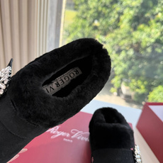 G021所见即所得Roger Vivier/ RV新品雪地靴对是你鞋柜中不可缺少的时髦担当融合了复古与现代的元素鞋面上那 G021所见即所得Roger Vivier/ RV新品雪地靴对是你鞋柜中不可缺少的时髦担当融合了复古与现代的元素鞋面上那