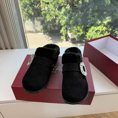 G021所见即所得Roger Vivier/ RV新品雪地靴对是你鞋柜中不可缺少的时髦担当融合了复古与现代的元素鞋面上那 G021所见即所得Roger Vivier/ RV新品雪地靴对是你鞋柜中不可缺少的时髦担当融合了复古与现代的元素鞋面上那